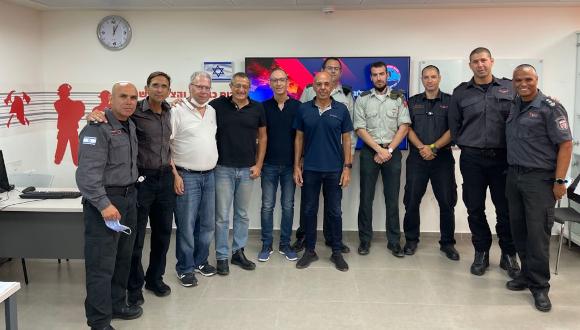 השותפים למייזם בישיבת ההתנעה שנערכה במרכז לכבאות והצלה בראשון לציון. פרופ' שיינוביץ חמישי משמאל.