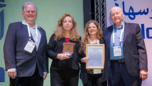 הענקת חברות כבוד באיגוד להנדסה רפואית וביולוגית לפרופ' שמואל עינב. מימין לשמאל: פרופ' שמואל עינב (אונ' ת"א), ד"ר זהבה בלכמן (אפקה), פרופ' מיטל זילברמן נשיאת האיגוד (אונ' ת"א), פרופ' אמיר לנדסברג יו"ר הכנס (טכניון).